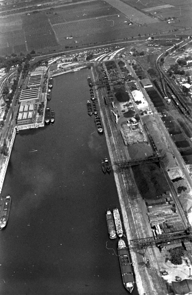 Csepel, légifotó a Szabadkikötő első medencéjéről.