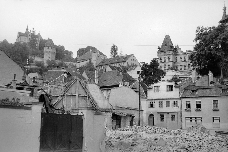 balra fent a Szász iskola (jelenleg Liceul Teoretic Joseph Haltrich), majd az Ónművesek és a Tímárok tornya.