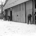 hóeltakarítás a hangár előtt.