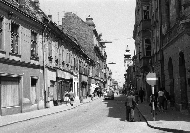 Kazinczy utca a Bécsi kapu tér felől a Széchenyi tér felé nézve.