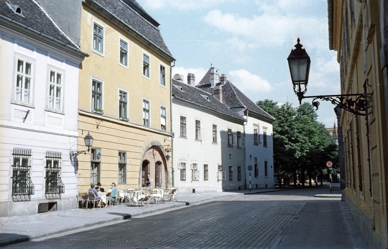 Fortuna utca a Hess András tér felé nézve, szemben a Pest-Buda étterem.