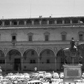 Piazza della Santissima Annunziata, jobbra I. Ferdinánd toszkánai nagyherceg lovasszobra (Giambologna és Pietro Tacca, 1608.).
