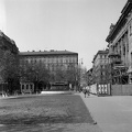 Szabadság tér, szemben a Nádor utca 22. (Oswald-ház, Gruber-ház), jobbra az MTV székház.