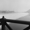 a jeges Duna a Lánchídról nézve. Távolban az épülő Erzsébet híd és a Szabadság híd.