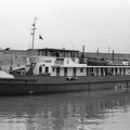 Duna, a kikötőben a Balatonfüred motoros vontatóhajó.