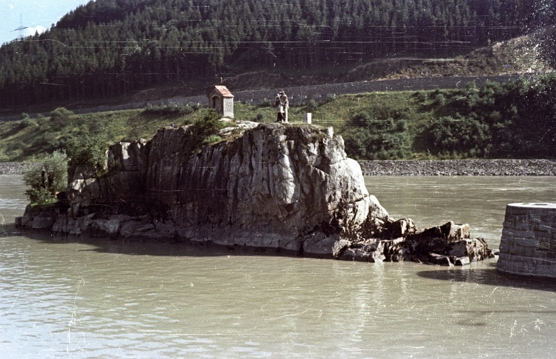 Duna, Nepomuki Szent János szobra a település előtti sziklán.