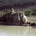 Duna, Nepomuki Szent János szobra a település előtti sziklán.