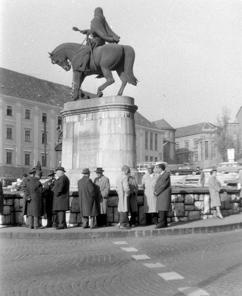 Széchenyi tér Hunyadi János lovasszobra.
