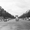 Champs-Élysées a Diadalív felé nézve.