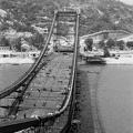 az Erzsébet híd építése a pesti hídfőtől a budai hídfő felé nézve.