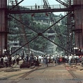 az Erzsébet híd utolsó pályaegységének beemelését ünneplők a budai kapuzatnál.