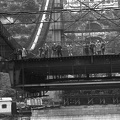 az Erzsébet híd építése a budai hídfő felé nézve.