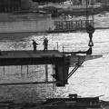 az Erzsébet híd építése, pályaegység beemelése a budai hídfő felé nézve.