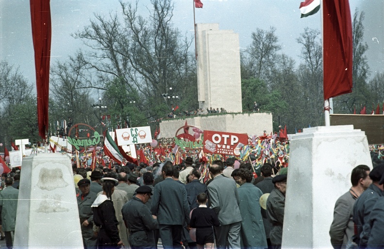 Ötvenhatosok tere (Felvonulási tér), május 1-i felvonulás.