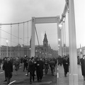 Erzsébet híd pesti hídfő és a Belvárosi templom a híd avatásakor.