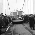 Erzsébet híd budai hídfő, az első áthaladó 7c jelzésű autóbusz a híd avatásakor.