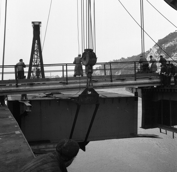 az Erzsébet híd építése, az utolsó előtti pályaegység beemelése a pesti hídfőnél.