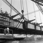 az Erzsébet híd építése, az utolsó pályaegység beemelése a budai hídfőnél.