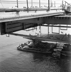 az Erzsébet híd építése, a beemelésre váró utolsó pályaegység.