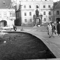 Bécsi kapu (Köztársaság) tér, Kisfaludy Károly szobra. Háttérben a Szabadsajtó utca torkolatánál az Altabak-ház és az Ott-ház.