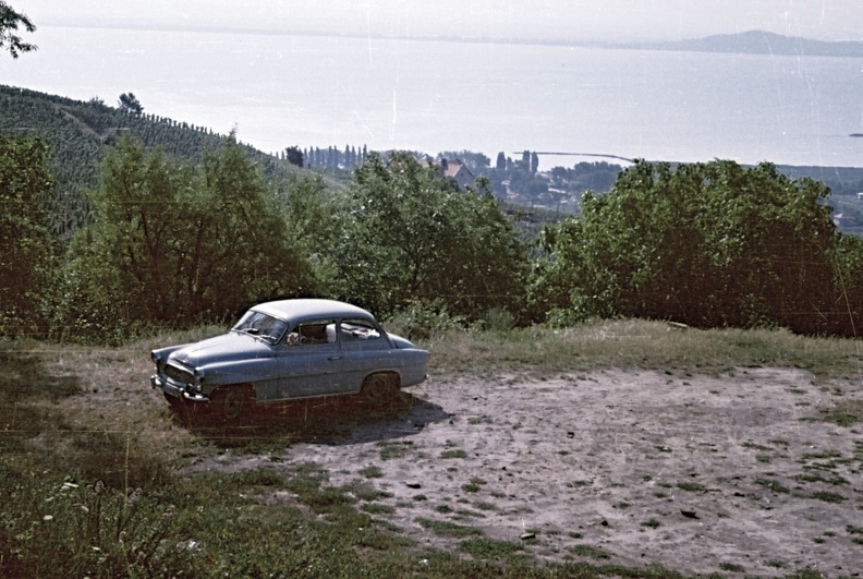 kilátás a a tóra, a háttérben Fonyód hegye. Előtérben egy Skoda Octavia gépkocsi.