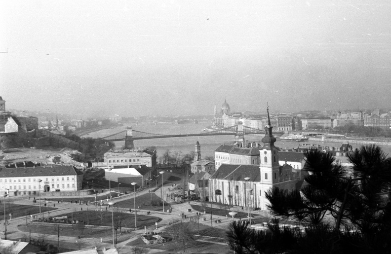 látkép a Gellérthegyről.