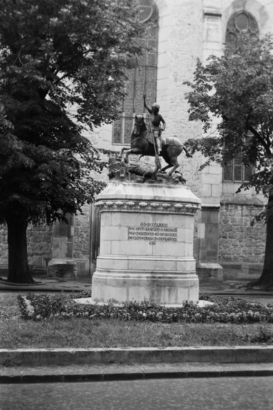 a Kolozsvári testvérek Szent György szobra a Farkas utcai református templom előtt.