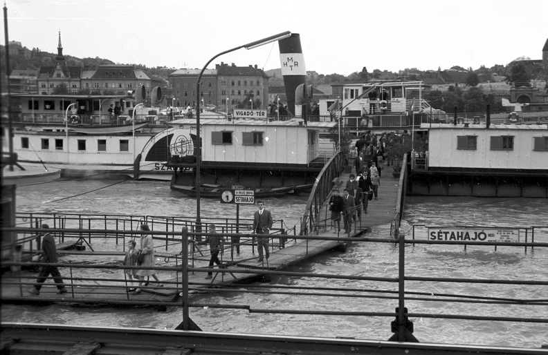 pesti alsó rakpart, Vigadó téri hajóállomás árvíz idején.