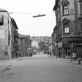 Kossuth utca, jobbra a Deák Ferenc utca torkolata.