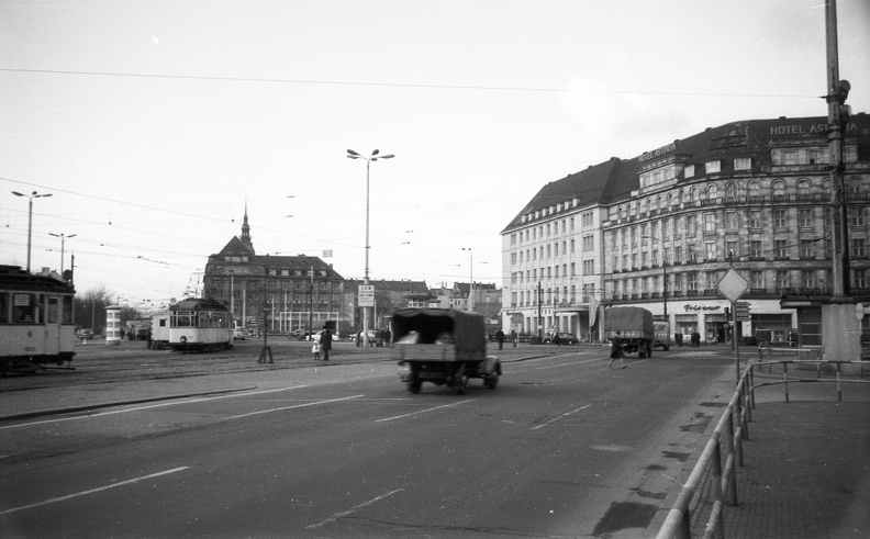 a Willy-Brandt-Platz a Főpályaudvar elől nézve.