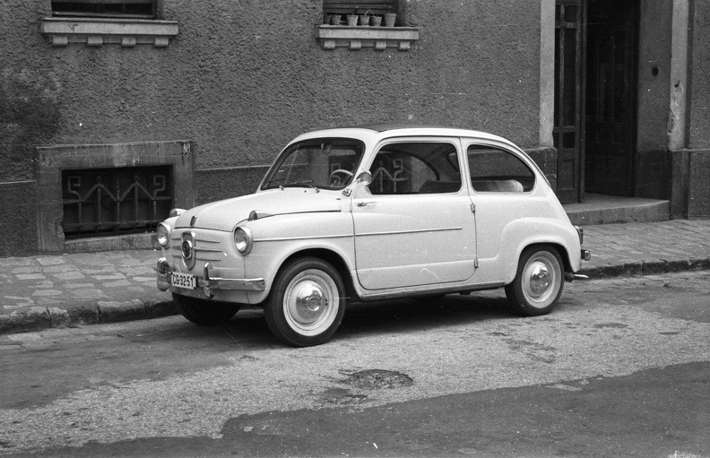 Hunyadi János út 13. Fiat típusú személygépkocsi.
