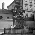 Gutenberg tér, Frigyláda-szobor.