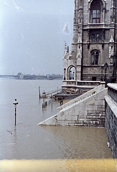 pest alsó rakpart a Parlament előtt árvíz idején.