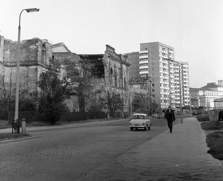 ulica Bielanska, balra a Reduta Bank (máig) romos épülete.
