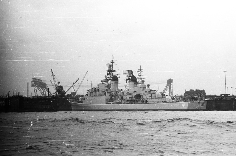 kikötő, középen a német szövetségi haditengerészet Schleswig-Holstein nevű rombolója.