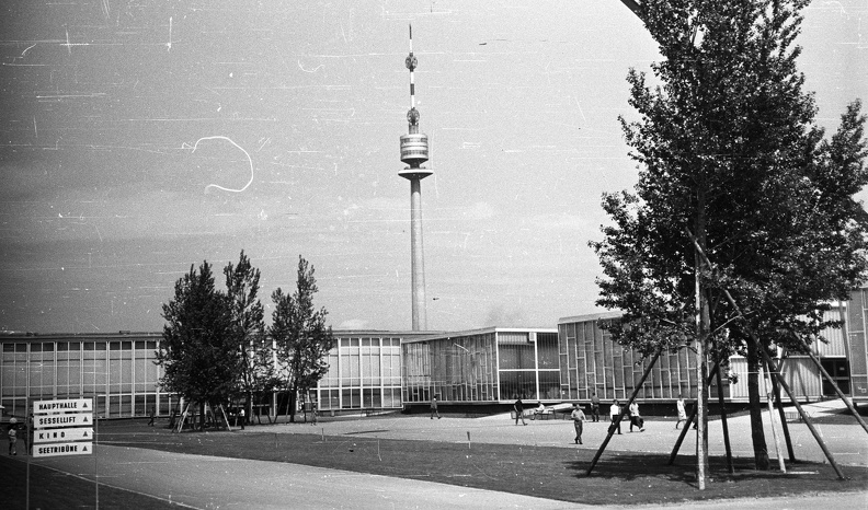 Donaupark,az 1964-es Nemzetközi Kertészeti Kiállítás épületei, háttérben a Donauturm.