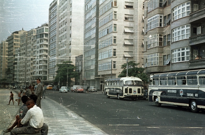 az Avenida Atlântica (Copacabana) a Rua Sousa Lima torkolatánál.