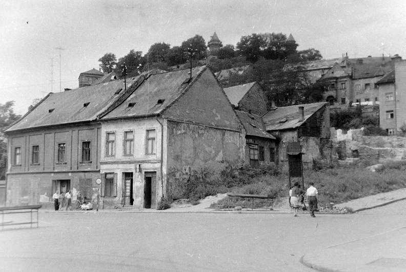Hal tér, balra a Vodricz utca, a háttérben a vár.