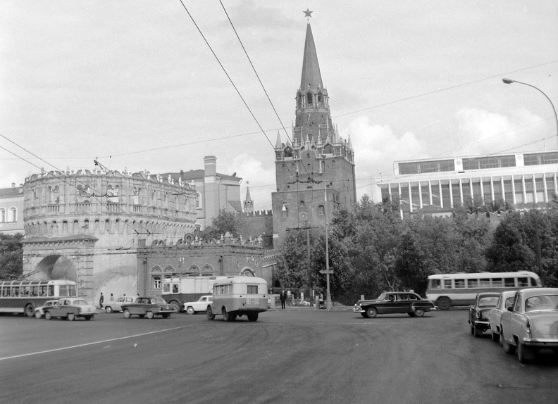 szemben a Kreml Szentháromság-torony, tőle jobbra a Kongresszusi Palota.