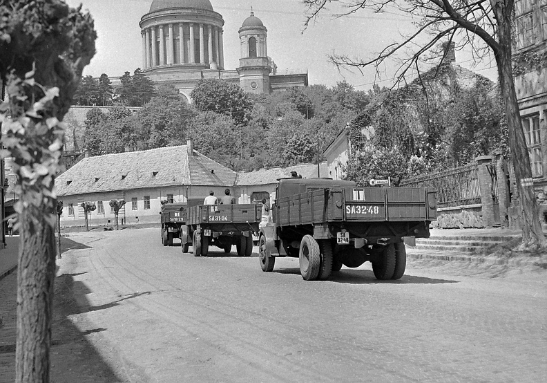 MHSz tanuló vezetők tehergépkocsi oszlopa, háttérben a Bazilika.