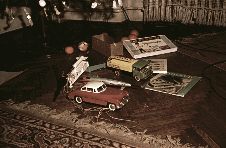Elől egy piros Lendület autó, Packard. (Budapesti Lemezárugyár)