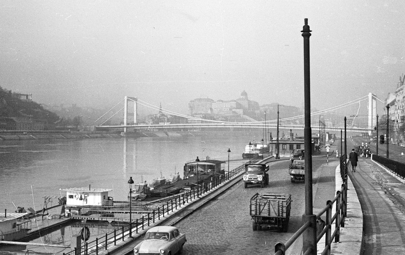 Belgrád rakpart, látkép a Szabadság hídtól a budai Vár felé nézve.