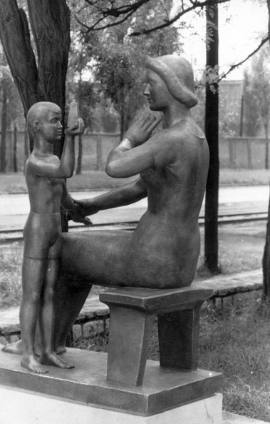 Fehérvári út 159., a Kelenföldi Műszaki Középiskola parkjában álló szobor, a Tanítás (Huszár Imre, 1966.).