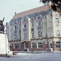 Rákóczi út - Szabadság tér sarok, Cifra-palota, előtérben a Tanácsköztársasági emlékmű.