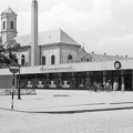 Horváth Cirill tér, Piaccsarnok, háttérben a Szentháromság piarista templom és a Piarista Gimnázium tornya.