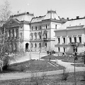 Megyeház (Lenin) tér, balra a Megyei Tanács, jobbra a Tanács hivatalának épülete (ma mindkét épület Veszprém Megyei Kormányhivatal).