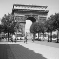 a Diadalív a Champs-Élysées felől fényképezve.