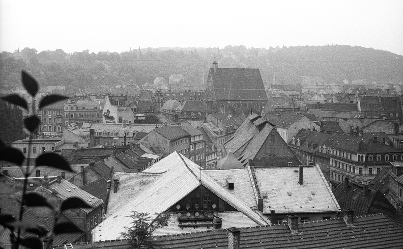 kilátás a várból az óvárosra, szemben az egykori kolostortemplom (ma Városi Múzeum).