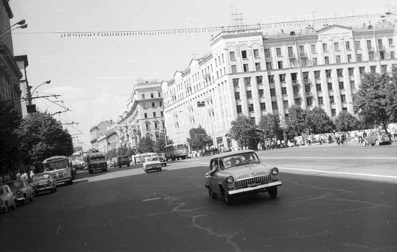 Tverszkaja utca, jobbra a Tverszkaja tér.