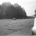 Forradalom tér, szemben a régi Városháza, mögötte az Állami Történelmi Múzeum.